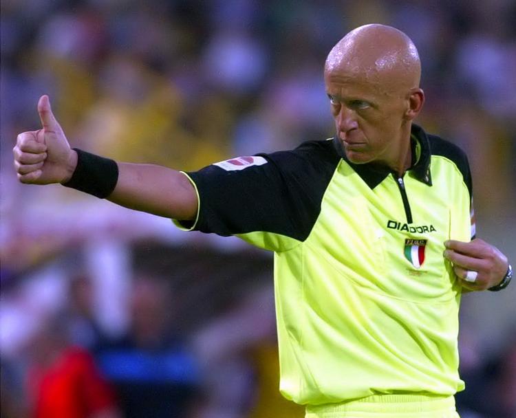 Pensioneret. 51-årige Pierluigi Collina er seks gange blevet valgt til verdens bedste dommer. Han har bl.a. været den upartiske i VM-finalen 2002 samt den vilde CL-finale i Barcelona  mellem Manchester United og Bayern München i 1999. 