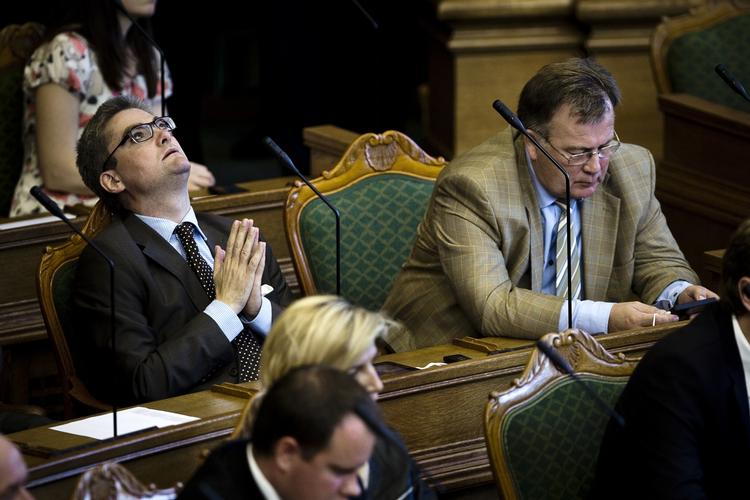 Liveblog. Søren Pind og Claus Hjort Frederiksen - begge Venstre - var Facebook-aktive under Helle Thorning-Schmidts åbningstale. 