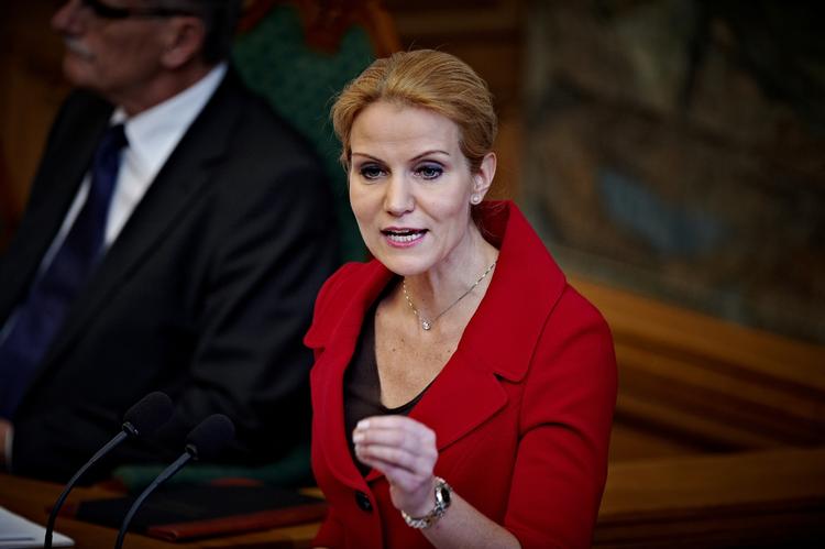 endeMål. Helle Thorning-Schmidt har lagt op til trepartsforhandlinger mellem regeringen og arbejdstagere og arbejdsgivere. Endemålet er at beholde så mange arbejdspladser i Danmark som muligt, men midlerne er de næppe enige om. 