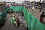 Overset.  Joséphine Nsimba Mpongo, 37 år og medlem af et symfoniorkester, øver sig på sin cello i Kinshasa i Den Demokratiske Republik Congo. Billedet vandt 1.-præmien i årets World Press Photo i kategorien 'Kunst og underholdning'. Foto: Andrew McConnell/Der Spiegel 