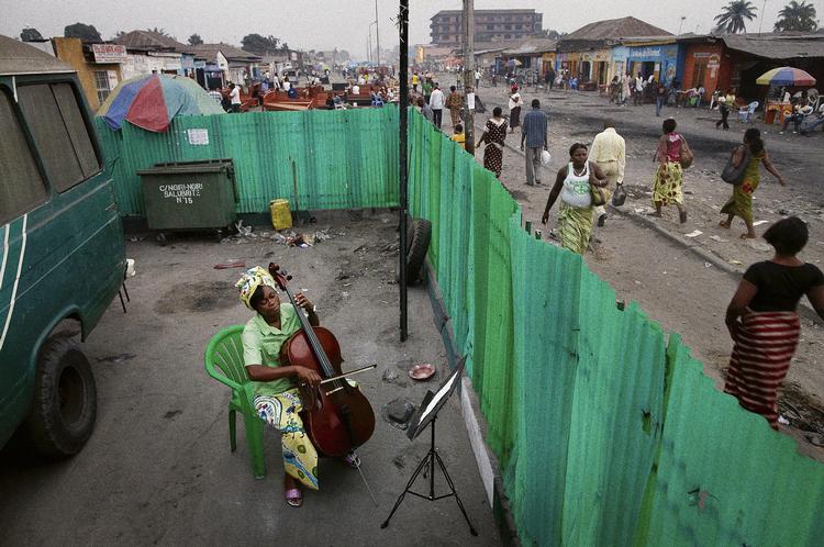 Overset.  Joséphine Nsimba Mpongo, 37 år og medlem af et symfoniorkester, øver sig på sin cello i Kinshasa i Den Demokratiske Republik Congo. Billedet vandt 1.-præmien i årets World Press Photo i kategorien 'Kunst og underholdning'. Foto: Andrew McConnell/Der Spiegel 
