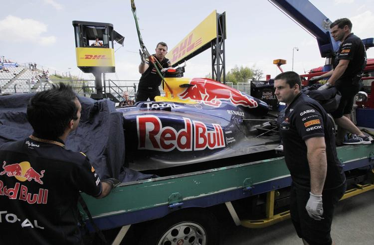 beskadiget. Red Bull-raceren måtte en tur på operationsbordet efter sammenstødet med muren. 