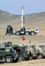2002: De danske sikkerhedsstyrker ved den hvide kran på den tyske militærbase, hvor en eksplosion har dræbt tre danske og to tyske soldater. 