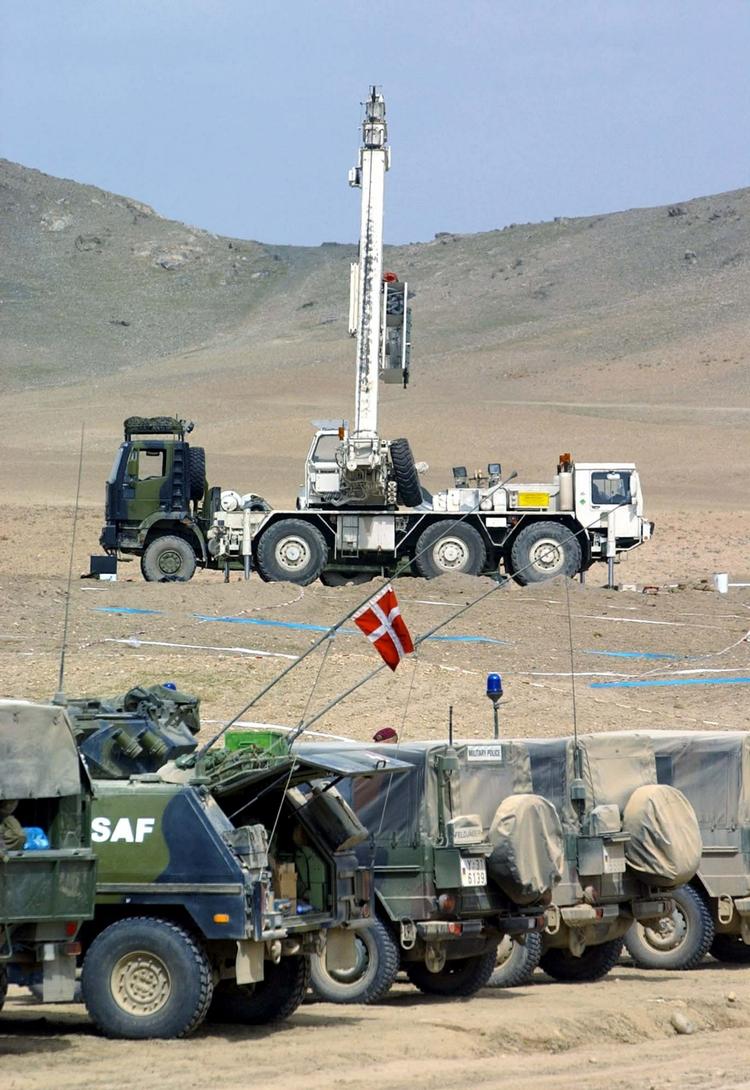 2002: De danske sikkerhedsstyrker ved den hvide kran på den tyske militærbase, hvor en eksplosion har dræbt tre danske og to tyske soldater. 