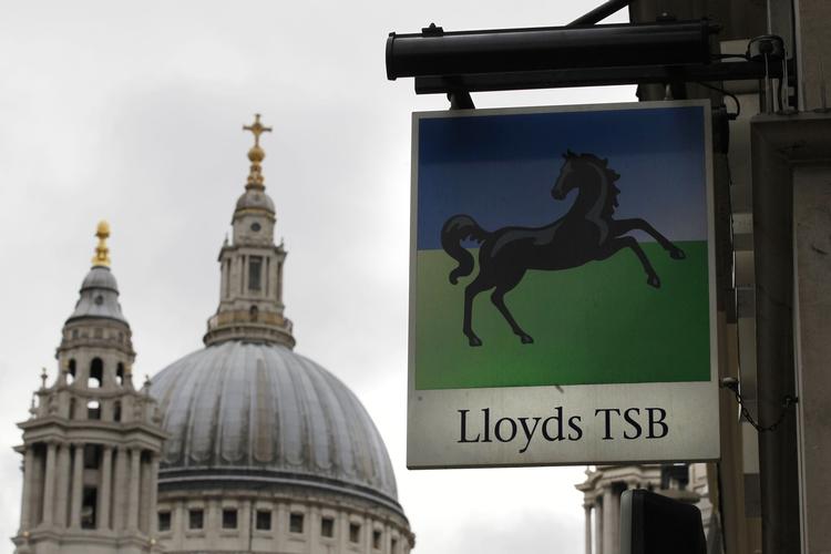 Nedad. Bankerne i England mangler penge og er derfor levet nedgraderet af kreditbureauet Moody's. 