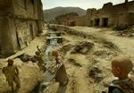 2004: Afghanske drenge springer over et kloakudløb i Kabul. De velhavende nationer i verdenssamfundet er blevet enige om at donere 8,2 milliader dollars til genopbygningen af Afghanistan. 