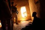 2005: En amerikansk soldat og en tolk afhører en person, der viser sig at være psykisk syg. 