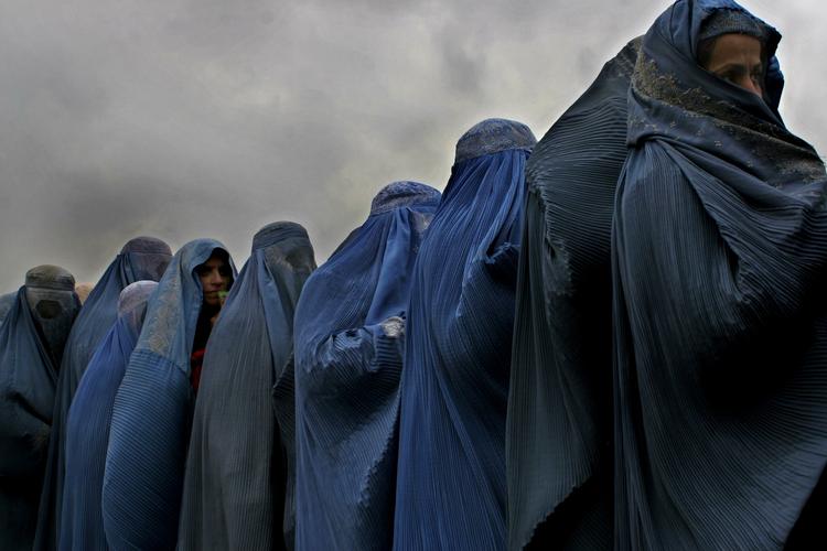 2006: Afghanske kvinder står i kø for at modtage nødhjælp fra CARE, der forsyner de over 7.200 enker i Kabul med mad og uddannelse. 