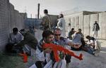 2007: En canadisk soldat træner en ny rekrut til politistyrken i Kandahar-provinsen syd for Kabul. I dag står det klart, at de afghanske sikkerhedsstyrker skal trænes, så de internationale kampstyrker kan overdrage ansvaret for sikkerheden til afghanerne selv inden 2014. 