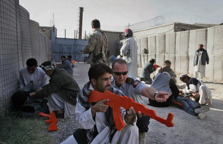 2007: En canadisk soldat træner en ny rekrut til politistyrken i Kandahar-provinsen syd for Kabul. I dag står det klart, at de afghanske sikkerhedsstyrker skal trænes, så de internationale kampstyrker kan overdrage ansvaret for sikkerheden til afghanerne selv inden 2014. 