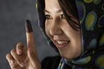 2009: En afghansk kvinde viser tryksværten på sin finger efter at have afgivet sin stemme til præsidentvalget, hvor præsident Hamid Karzai bliver genvalgt. Valget var præget af omfattende anklager om valgsvindel og korruption. 