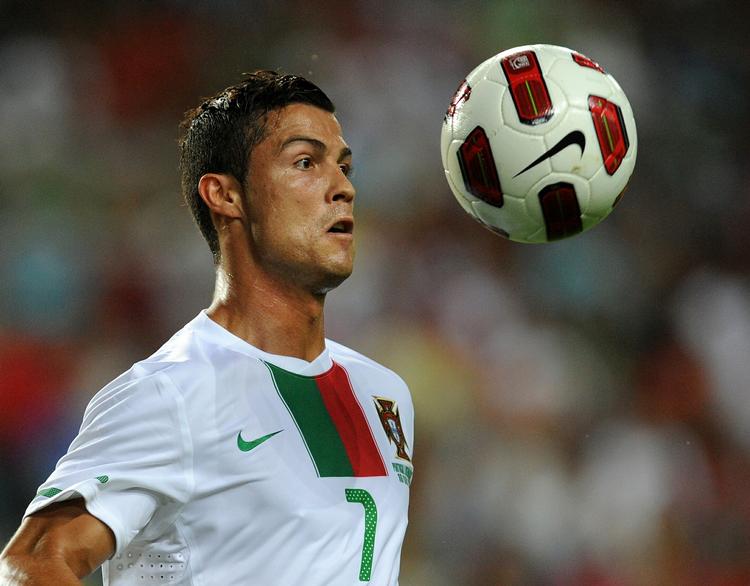 Stjernen. Der har været rygter i den portugisiske presse om, at Cristiano Ronaldo er småskadet, så måske spares han mod Island. I Parken på tirsdag er han nok med. 