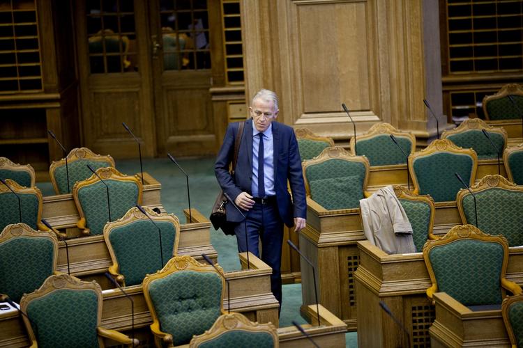 Alene. Villy Søvndal mister langsomt, men sikkert opbakning i befolkningen i øjeblikket. 