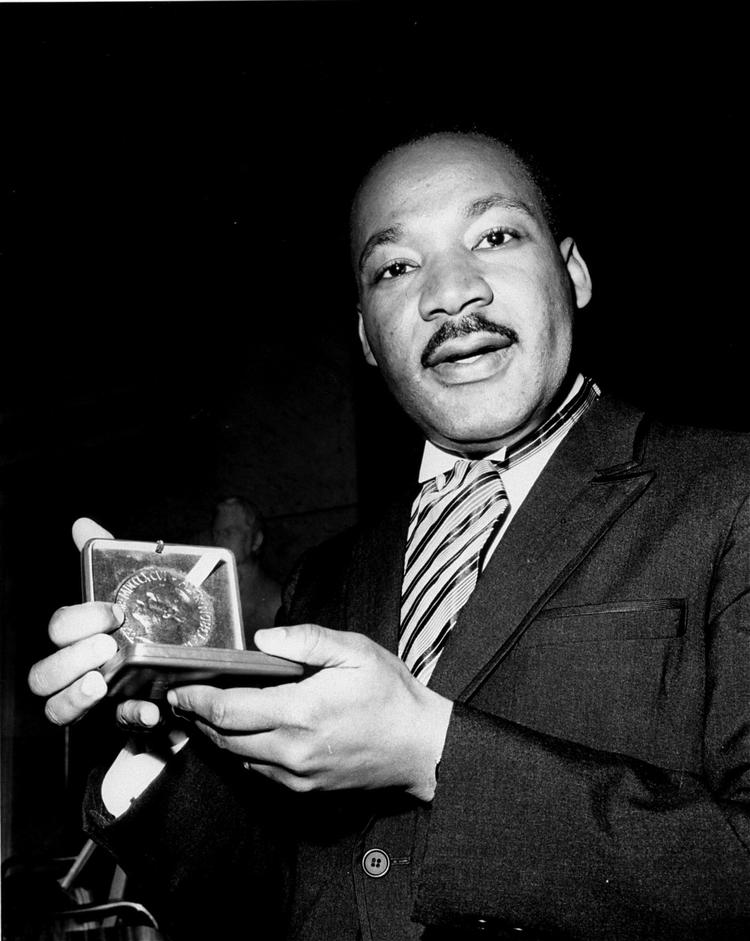 1964: Amerikansk borgerrettighedsforkæmper Dr. Martin Luther King, Jr. 