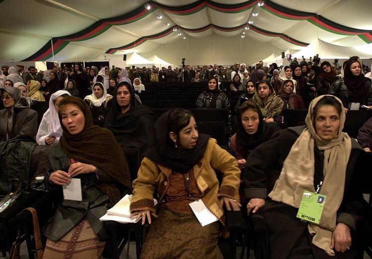 2003: Landets ledere bliver enige om et udkast til en ny udgave af landets forfatning. Svære emner som kvinders rettigheder, islam og magtbalancen i den fremtidige regering har været vendt. Forfatningen godkendes i 2004. 