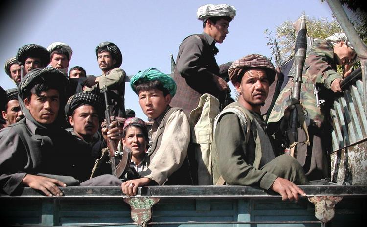 2008: Soldater, der er loyale overfor krigsherren Abdul Rashid Dostum, trækker sig fra en frontposition i Mazar-e-Sharif i det nordlige Afghanistan. Lederne har nu godkendt den nye forfatning, men rester af den afsatte Taleban-milits og private småhære styret af afhoppede krigsherrer hærger stadig landet og truer med at ødelægge det valg, der skal afholdes næste år. 