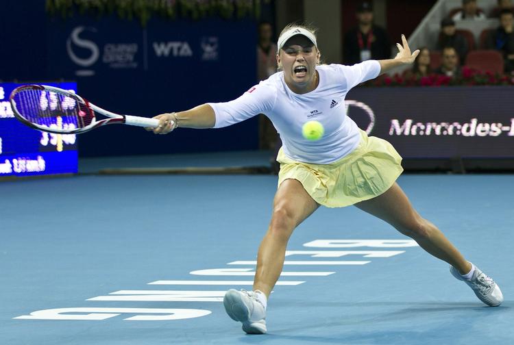 Exit. Caroline Wozniacki blev den lille i duellen med Flavia Pennatta, der spillede noget nær sit livs bedset kamp. 