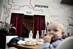 Forhæng. Kvinder skal ind bag et tung forhæng, hvis de vil amme i Mælkebaren. 