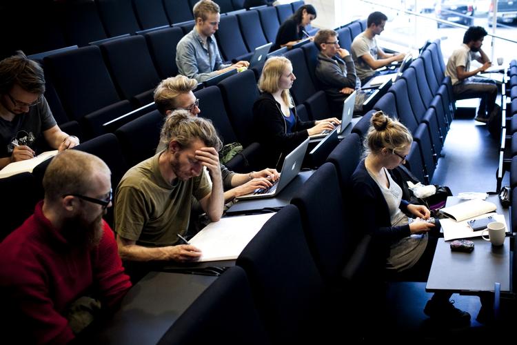 Koncentration. Midlerne skal følge med, hvis universiteterne skal kunne rumme flere studerende. Og det er ikke sket, siger formanden for Danske Studerendes Fællesråd. 