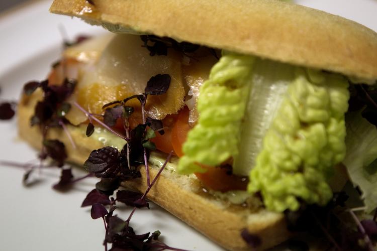 Sandwich med røget hellefisk. Lækkert. Er hellefisken imidlertid købt i Aldi med sidste salgsdato 3. oktober, skal den ud. 