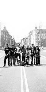 Fast-Forward. »Det sidste halve år har været for vildt. Vi har haft det som rockstjerner«, siger rapperen Kesi. De store pladeselskaber er ved at få øjnene op for ham og vennerne, der hidtil har lavet musik, fordi de ikke havde andet at tage sig til. 