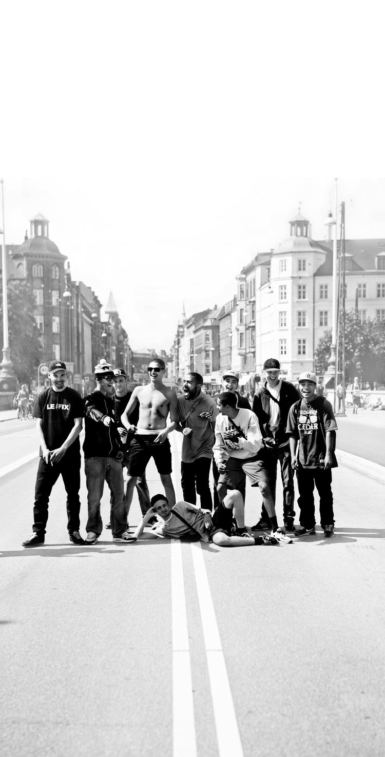 Fast-Forward. »Det sidste halve år har været for vildt. Vi har haft det som rockstjerner«, siger rapperen Kesi. De store pladeselskaber er ved at få øjnene op for ham og vennerne, der hidtil har lavet musik, fordi de ikke havde andet at tage sig til. 