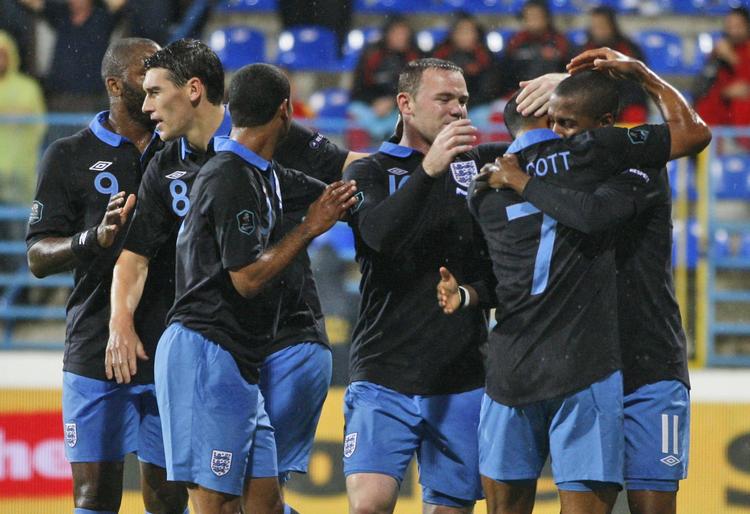 hovedperson. Med andel i begge mål og et direkte rødt kort var Wayne Rooney en central person i Englands EM-kvalifikation. 