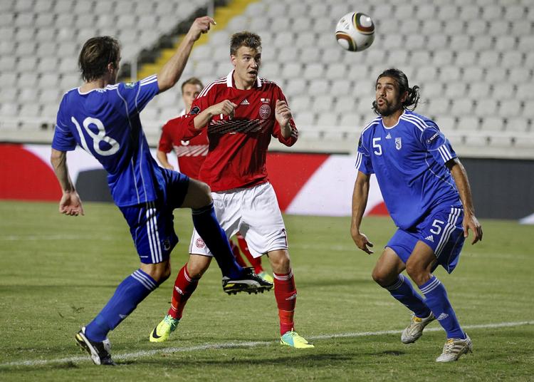 MÅLLØS. Nicklas Bendtner havde chancerne, men formåede ikke at score mod Cypern. 