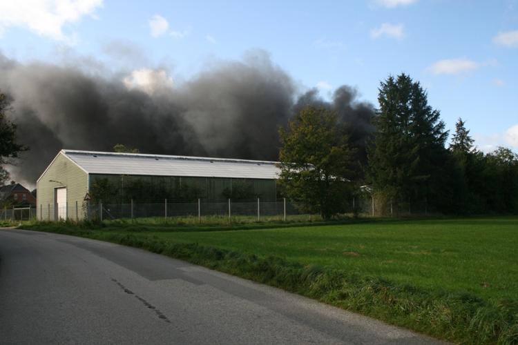 ulykke. En eksplosion og brand hærger lagerbygninger i Store Ands nær Vejen, der tidligere har tilhørt Civilforsvaret. 