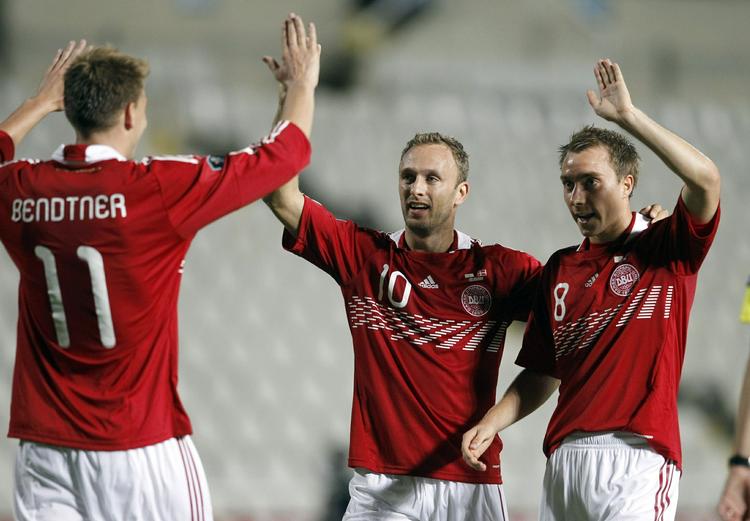 Stjerne. Dennis Rommedahl bliver hyldet efter sin scoring til 2-0. 