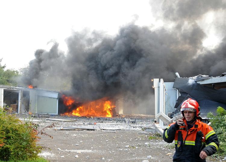 storbrand. Omkring klokken 10.44 opstod der en eksplosion i en lagerbygning i Store Andst nær Vejen. Brandvæsenet var til stede cirka 10 minutter senere, oplyser Falck. 