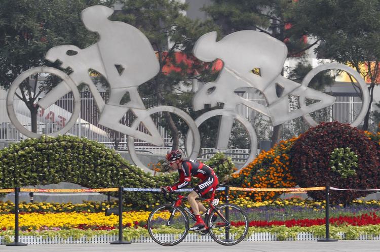 Styrtet. Yannick Eijssen fotograferet under Tour of Beijings onsdagsetape. Fredag styrtede han og pådrog sig voldsomme skrammer i ansigtet, da en helikopter angiveligt fik nogle reklameskilte til at rive sig løs langs ruten. 