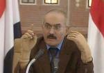 Forbrændt. Yemens præsident, Ali Abdullah Saleh, har klamret sig til magten i 33 år. For nylig vendte han hjem fra Saudiarabien, hvor han var blevet behandlet for brandsår, hvilket kan forklare handskerne på hans hænder under lørdagens tv-tale. 