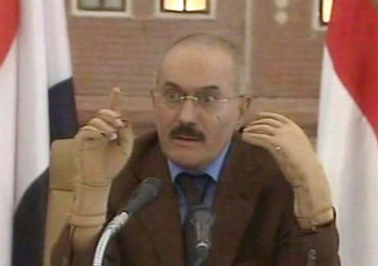 Forbrændt. Yemens præsident, Ali Abdullah Saleh, har klamret sig til magten i 33 år. For nylig vendte han hjem fra Saudiarabien, hvor han var blevet behandlet for brandsår, hvilket kan forklare handskerne på hans hænder under lørdagens tv-tale. 