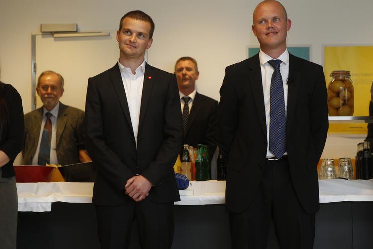 Karrierepeak. Thor Möger Pedersen (tv.) i Skatteministeriet, hvor han overtager ministerposten fra Venstres Peter Christensen. 