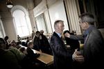 Modsvar. Villy Søvndal mødtes i dag med SF’s bagland på Christiansborg. Her hilser han på folketingsmedlem Steen Gade. Foto: Joachim Adrian 