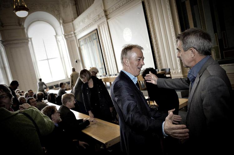 Modsvar. Villy Søvndal mødtes i dag med SF’s bagland på Christiansborg. Her hilser han på folketingsmedlem Steen Gade. Foto: Joachim Adrian 