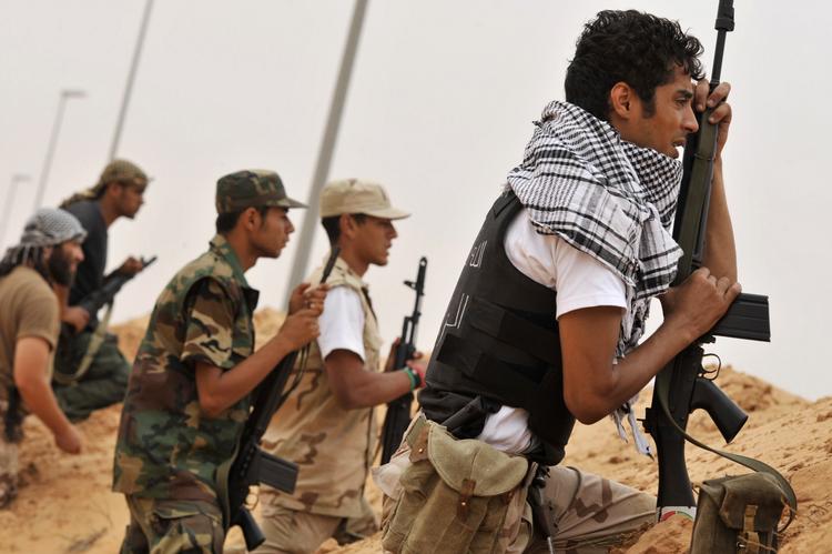 Kampe. Der er blevet kæmpet om Sirte i dagevis. Byen er en af Moamar Gaddfi-styrkernes sidste byer i Libyen. Her ses nogle af det nye libyske styres soldater ved Sirte tidligere lørdag. 