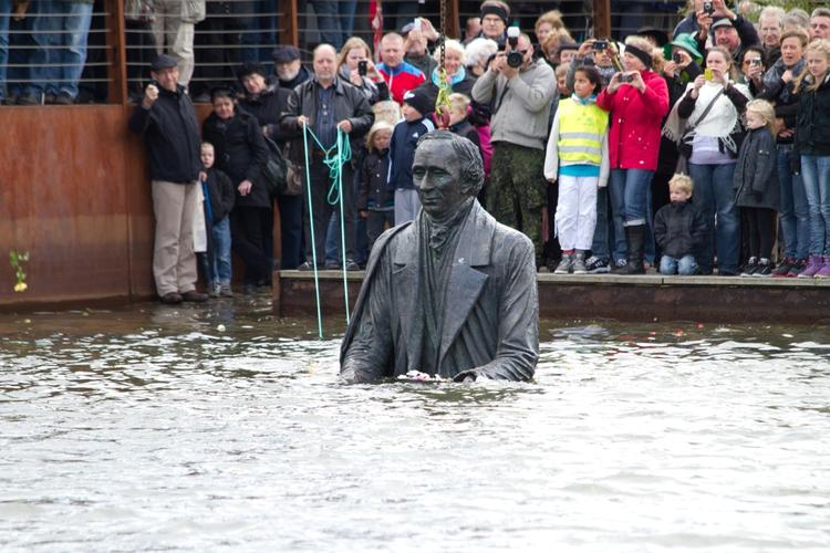 Alternativt. En stutue forestillende H.C. Andersen skulle have indgået i et større værk, som blev droppet, og nu står skulpturen i Odense Havn. 