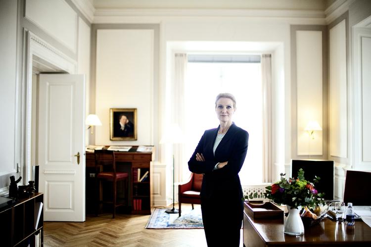 Helle Thorning-Schmidt i sit kontor i Magtkontor. Statsministeriet. B.T. bragte få dage før valget historien om, at hun angiveligt i seks år uretmæssigt havde benyttet sin mands fradrag. 