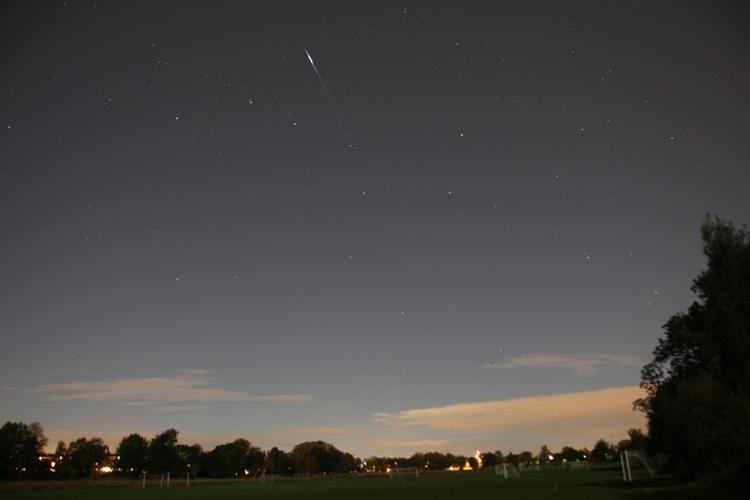 PLETSKUD. En læser har taget dette billede, hvor man kan skimte et stjerneskud på den klare himmel. 