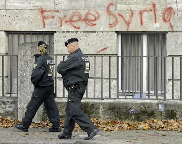 Graffiti. Syriske ambassader og konsulater blev i løbet af lørdag invaderet af demonstranter i London, Berlin, Hamborg, Wien og Geneve. Her er det i Berlin. 