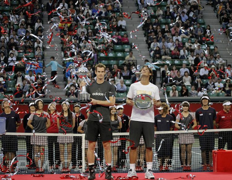 endelig. For første gang i år vandt Andy Murray (tv.) over Rafael Nadal, hvilket gjorde skotten til turneringsvinder for anden uge i træk. 