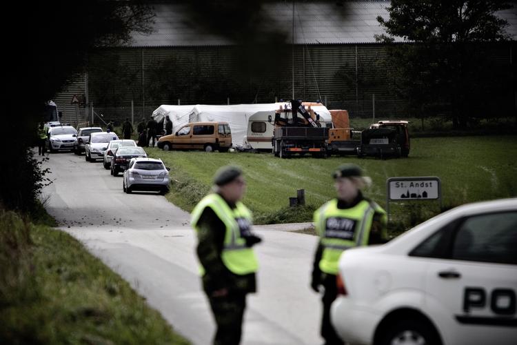 EKSPLOSION. Nogle af beboerne, der i går blev evakueret, har i dag fået lov til at hente personlige ejendele i deres huse. 