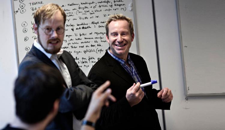 Brainstorm. 'Borgen's manuskriptforfattere er gået med til Politikens eksperiment: Lav virkelighedens regeringsskifte om til tv-dramatik. Så Jeppe Gjervig Gram (tv.), Adam Price (th.) og Jannik Tai Mosholt (siddende) tager en dags pause fra det almindelige manus. 