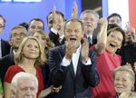 Yes! Donald Tusk memd sin hustru, Malgorzata til venstre, får resultatet af den første exit poll. 