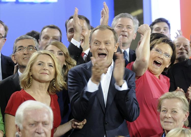 Yes! Donald Tusk memd sin hustru, Malgorzata til venstre, får resultatet af den første exit poll. 