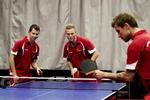 OPRYKNINGSKLAR. Med Michael Maze (th.)  på skånekost måtte Jonathan Groth (tv.) og Kasper Sternberg sammen med Allan Bentsen sørge for den ventede 3-0-sejr over Israel. 