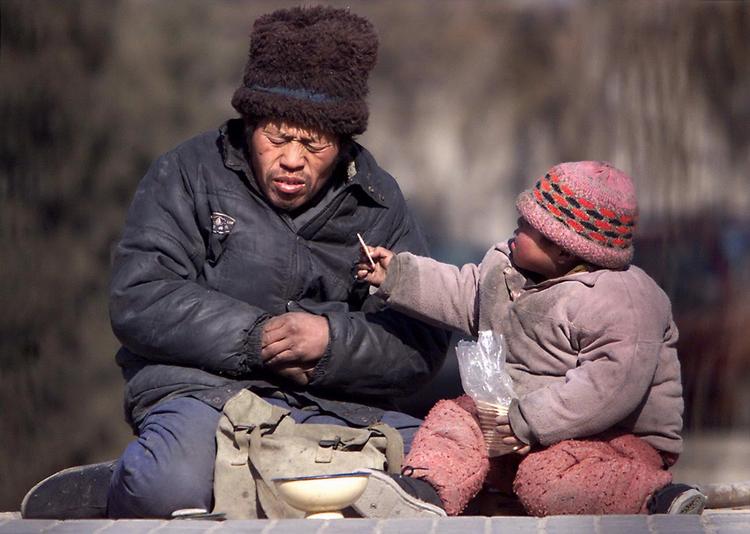 Skævt. Kina er ikke længere et lavindkomstland, men ligesom andre asiatiske lande huser Kina fortsat mange fattige. I Kina lykkedes det på ti år at reducere andelen, der lever for under 1,25 dollar om dagen, fra 59 pct. til 16 pct. 