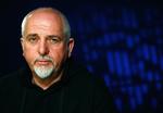Glimt. Peter Gabriel har tydeligvis stadig lyst til at udfordre sig selv rent musikalsk. Det sker desværre kun sjældent på hans nye album. 